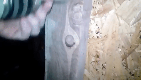 Не вкручивайте  саморез в сучек.