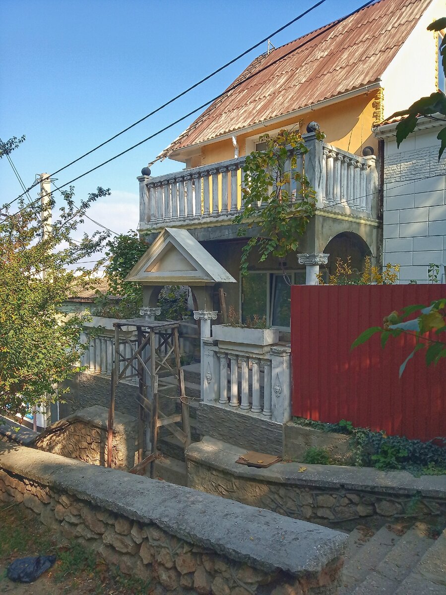 Это дом советских времён на спуске в Аполлоновку