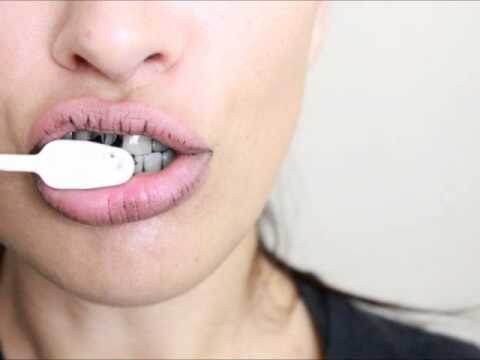 Неудачный опыт отбеливания зубов углём