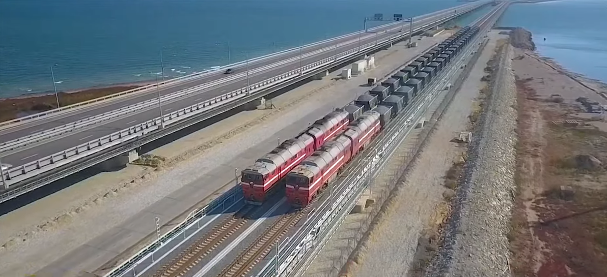 Два локомотива на Крымском Мосту