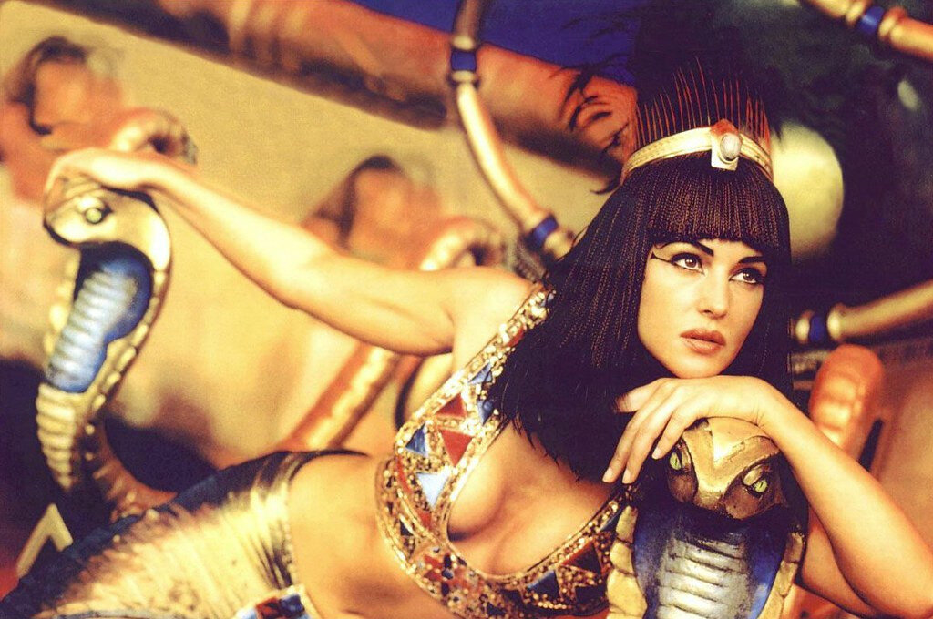 Моника Беллучи в роли Клеопатры в фильме "Астерикс и Обеликс: Миссия Клеопатра"