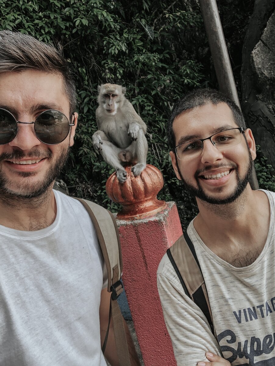 с другом у храма Batu Caves, Куала-Лумпур