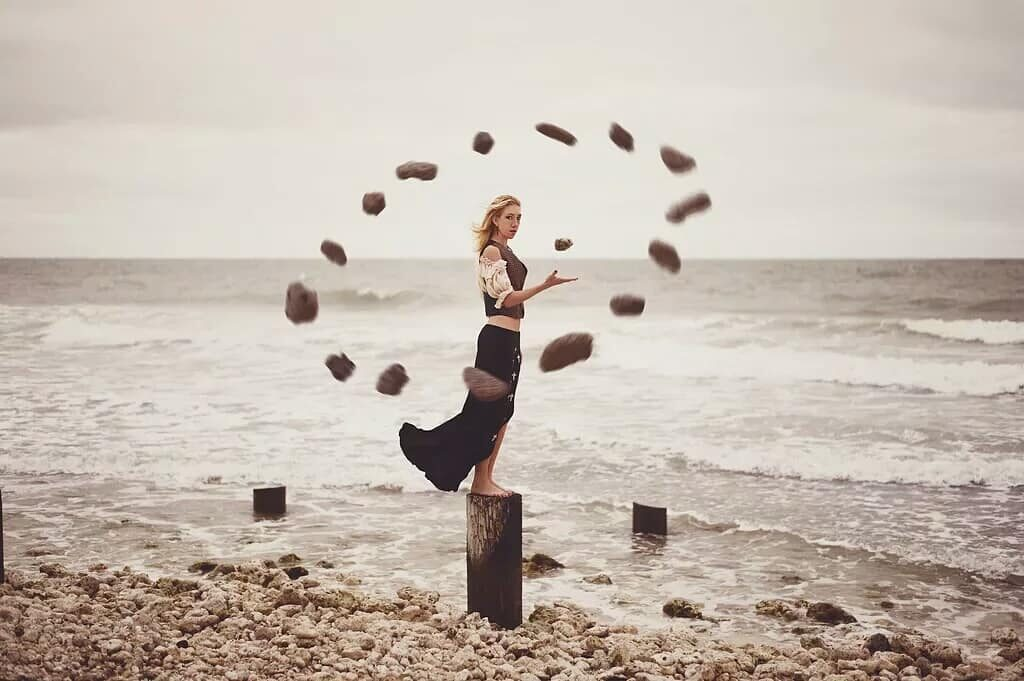 передвигать вещи силой мысли. телекинез суперспособность. передвигать вещи силой мысли. телепатия телекинез психокинез. предмет в руке.