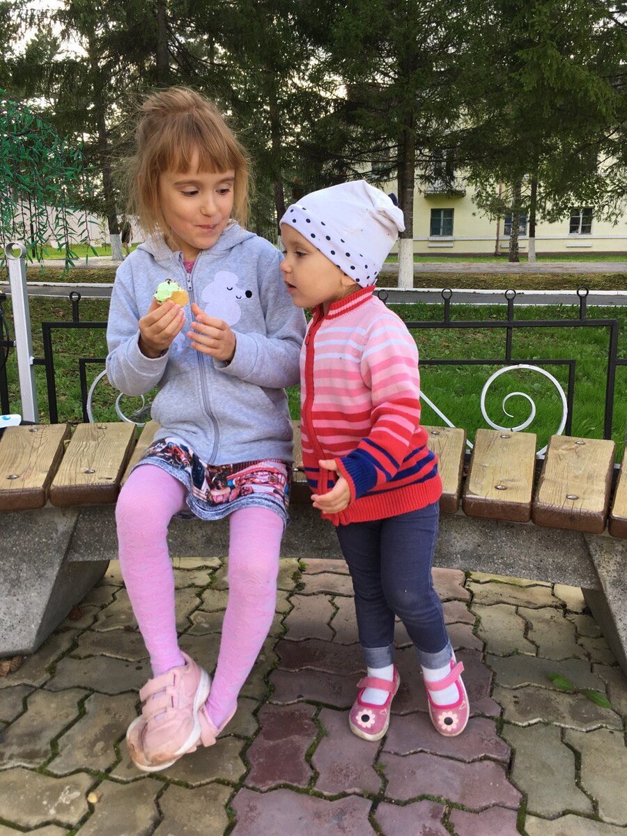 Мои дети, Марго и Эля. Мы с Элей уже съели одно мороженое на двоих, поэтому заглядывается на мороженое сестры