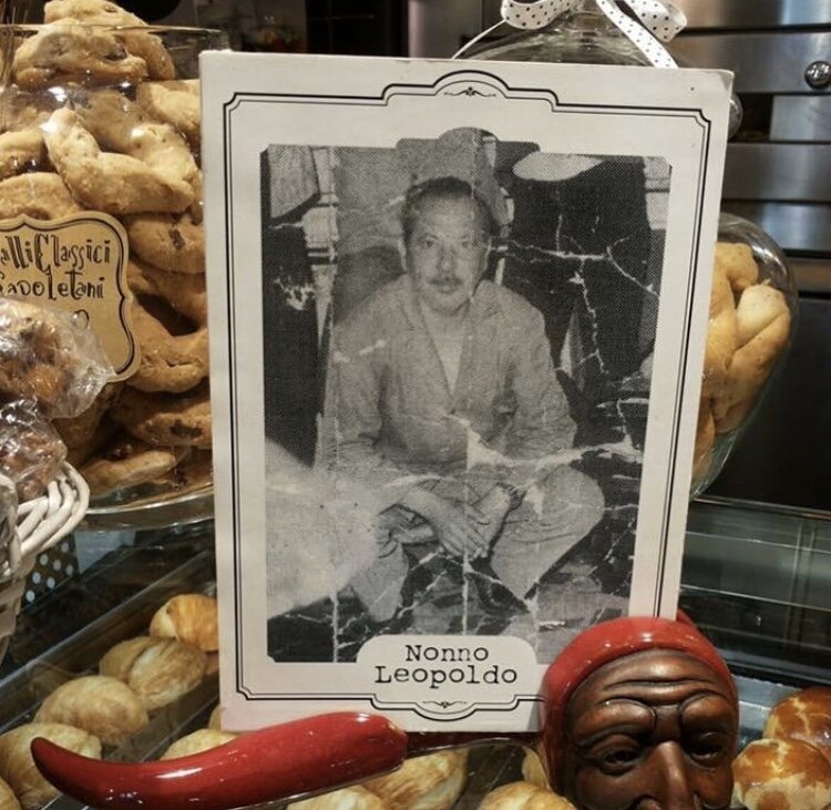 Дедушка Леопольдо, фото семьи, которое они показывают своим клиентам