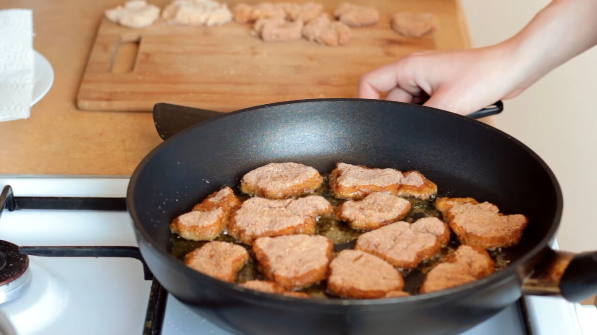 Простой и вкусный рецепт: как приготовить наггетсы из куриной грудки на сковороде в домашних условиях