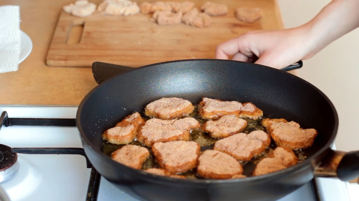 Простой и вкусный рецепт — как приготовить наггетсы из куриной грудки на сковороде в домашних условиях