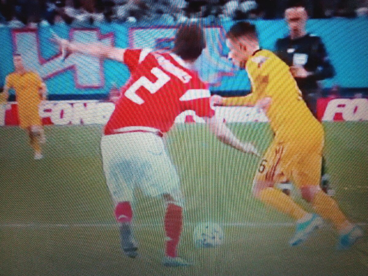 Тарган Аар готовится забить гол.