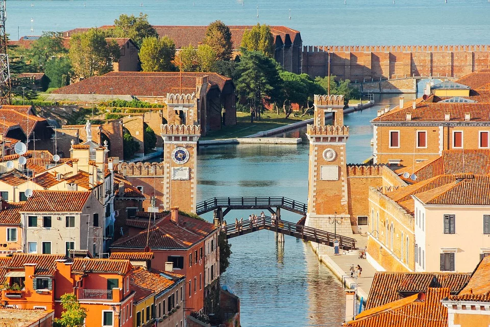 https://cdn.pixabay.com/photo/2019/02/24/04/51/venetian-arsenal-4016990_960_720.jpg