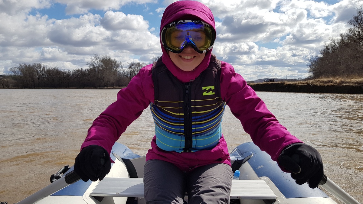 Однодневный сплав на резиновой посудине) в горнолыжных очках.