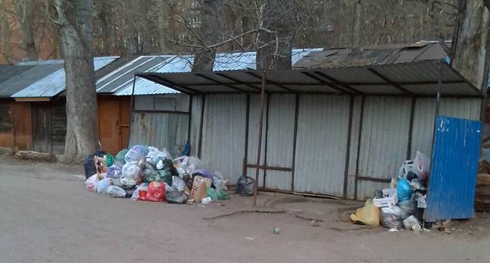 Фото контейнерной площадки на улице Ошарской предоставлено пресс-службой ООО «Нижэкология-НН»
