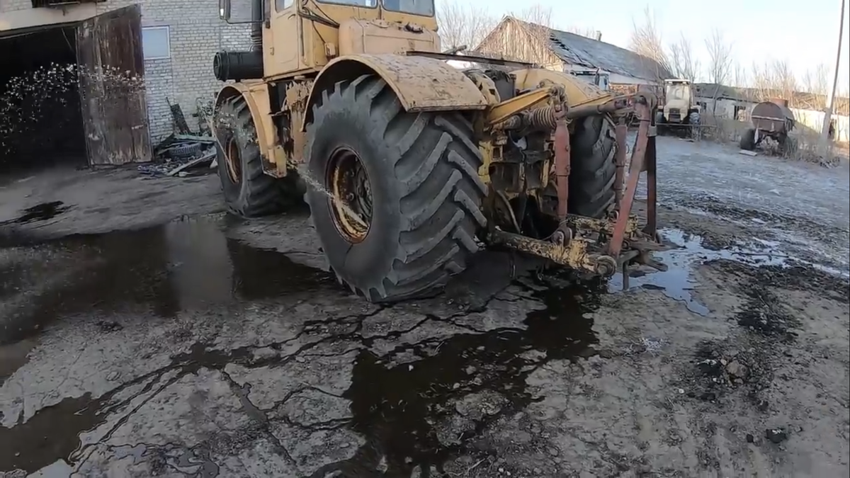 Трактор качает воду из колодца