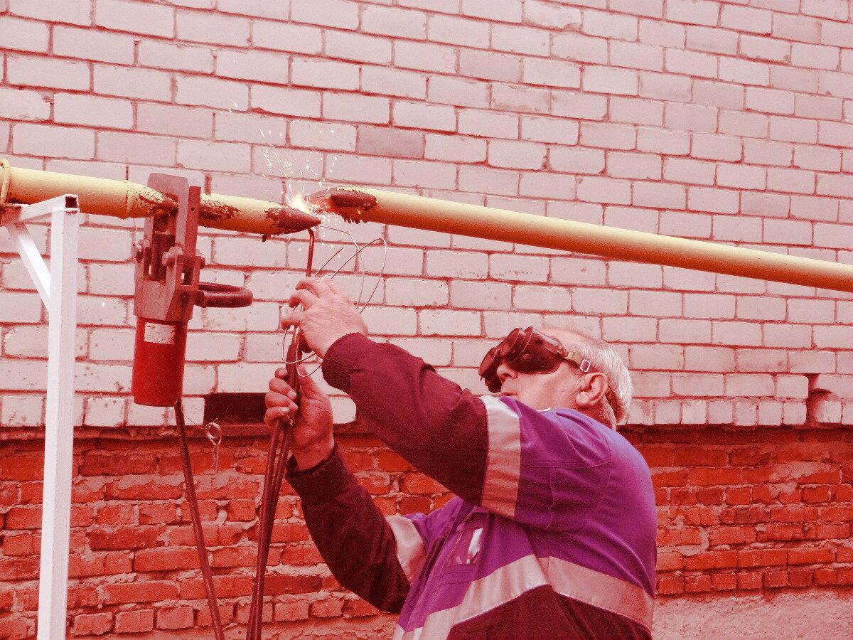 Замена газовых труб в домах. Газовая труба. Газовая труба в доме. Газовая труба МКД. Газификация.