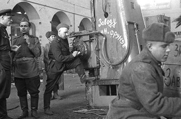 Трофейная немецкая униформа в Красной Армии.
