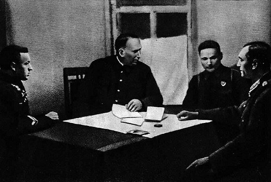 допрос пленного генерал-фельдмаршала Ф. Паулюса в штабе Донского фронта. Слева - командующий Донским фронтом генерал-полковник К.К. Рокоссовский, в центре - представитель Ставки маршал артиллерии Н.Н. Воронов и переводчик, крайний справа - Ф. Паулюс.