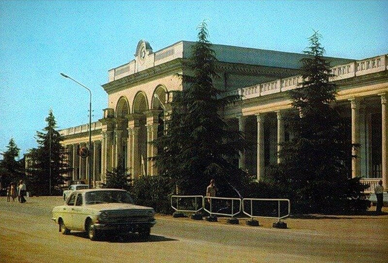Заброшенный из за войны ЖД вокзал знаменитого курортного города 