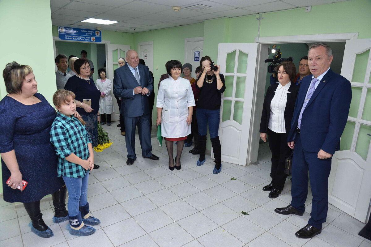 Глава администрации Дубовского района Нина Кириллова (на фото вторая справа)