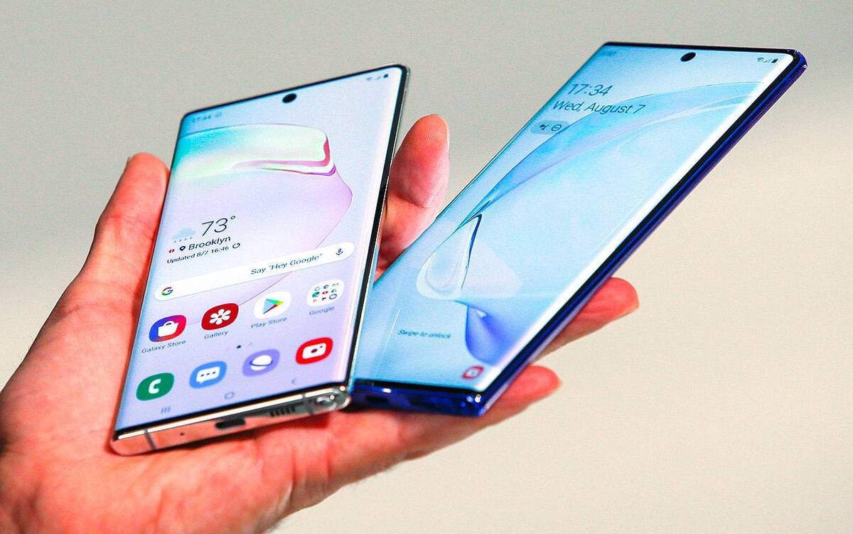 Закон начнет действовать с 1 июля 2020 года, то есть с этого самого момента на все смартфоны, ноутбуки и телевизоры Smart TV обязательно должны быть предустановлены российские приложения. Отвечать за исполнение данного закона должны магазины, которые продают электронику. Если они продадут покупателю телефон без отечественного ПО прямо «из коробки», им будет грозить штраф в размере от 30 до 50 тысяч рублей (для должностных лиц), либо же в размере от 50 до 200 тысяч рублей (для юридических лиц). Это приведет к тому, что многие компании могут попросту перестать ввозить в страну свои смартфоны, не имея желания иметь дело с обязательным российским программным обеспечением. Нельзя не заметить, что перечень такого до сих пор не раскрыт.