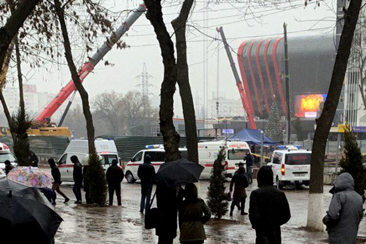 Вид на строительную площадку, на которой произошел провал. Фото с сайта Podrobno.uz