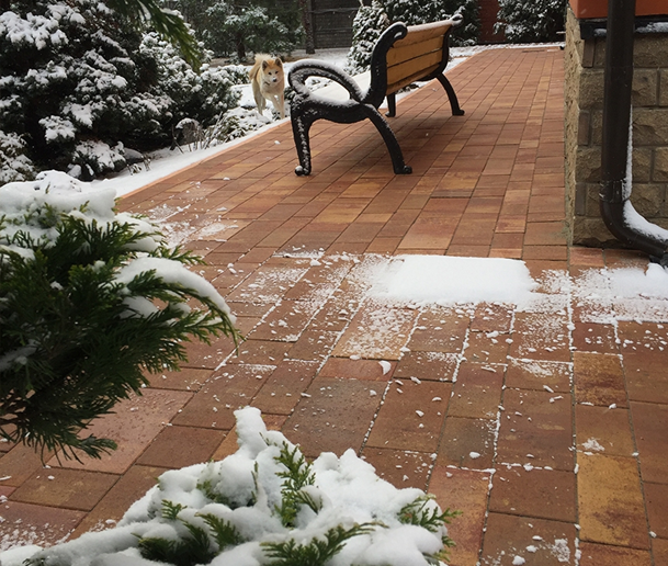 Плитка старый город. Укладка брусчатки зимой. Плитка классико браер. Брусчатка зимой. Дороги из брусчатки.