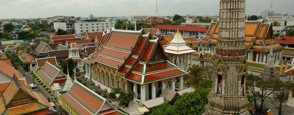 В самом его центре расположены старинные памятники истории, культуры и архитектуры, а по окраинам настроено множество магазинов, бутиков, ресторанов, баров, ночных клубов и прочих радостей современного человека.