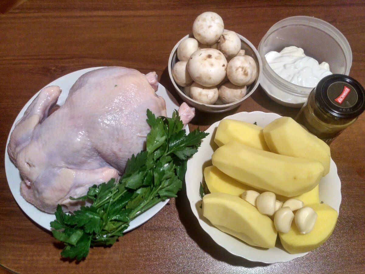 Курица, шампиньоны,картофель,чеснок,зелень по вкусу.Для соуса: сметана майонез,горчица.Из специи-соль,красный острый перец.