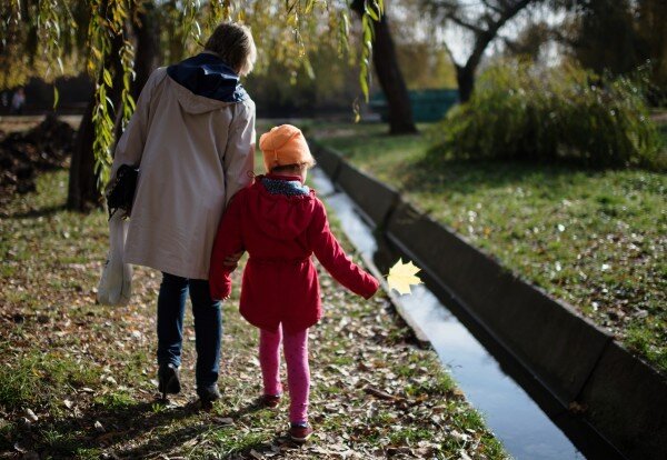 Мать и дочь шли по центру города (Изображение с Яндекс.Картинки)