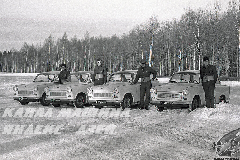 Два серийных и два опытных автомобиля Trabant P601 на полигоне. Судя по костюмам, позируют рядом с машинами немецкие водители-испытатели с завода VEB Sachsenring Automobilwerke Zwickau 