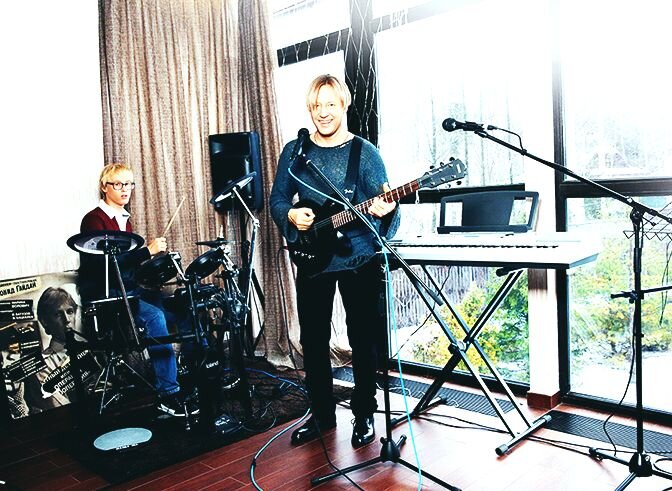 Дмитрий Харатьян музицирует с сыном Иваном на своей даче 