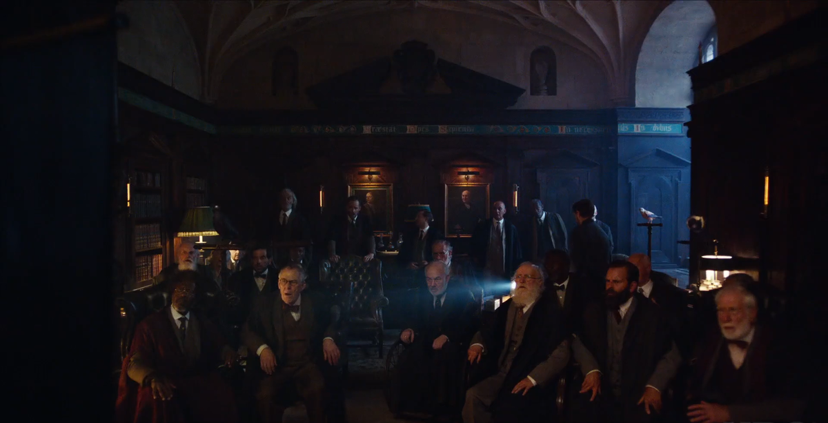 Сериал «Тёмные начала» (2019), учёные Иордан-колледжа смотрят слайды с Севера