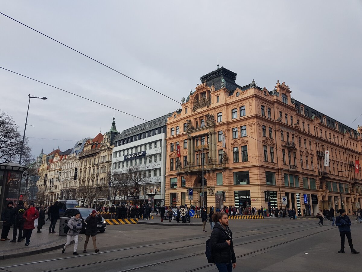 Мимо ярмарки и магазинов. Кругом красивая архитектура. Фото автора.