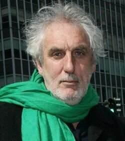 Филлип Нойс - режиссёр. Правда он красавчик? Особенно шарф))