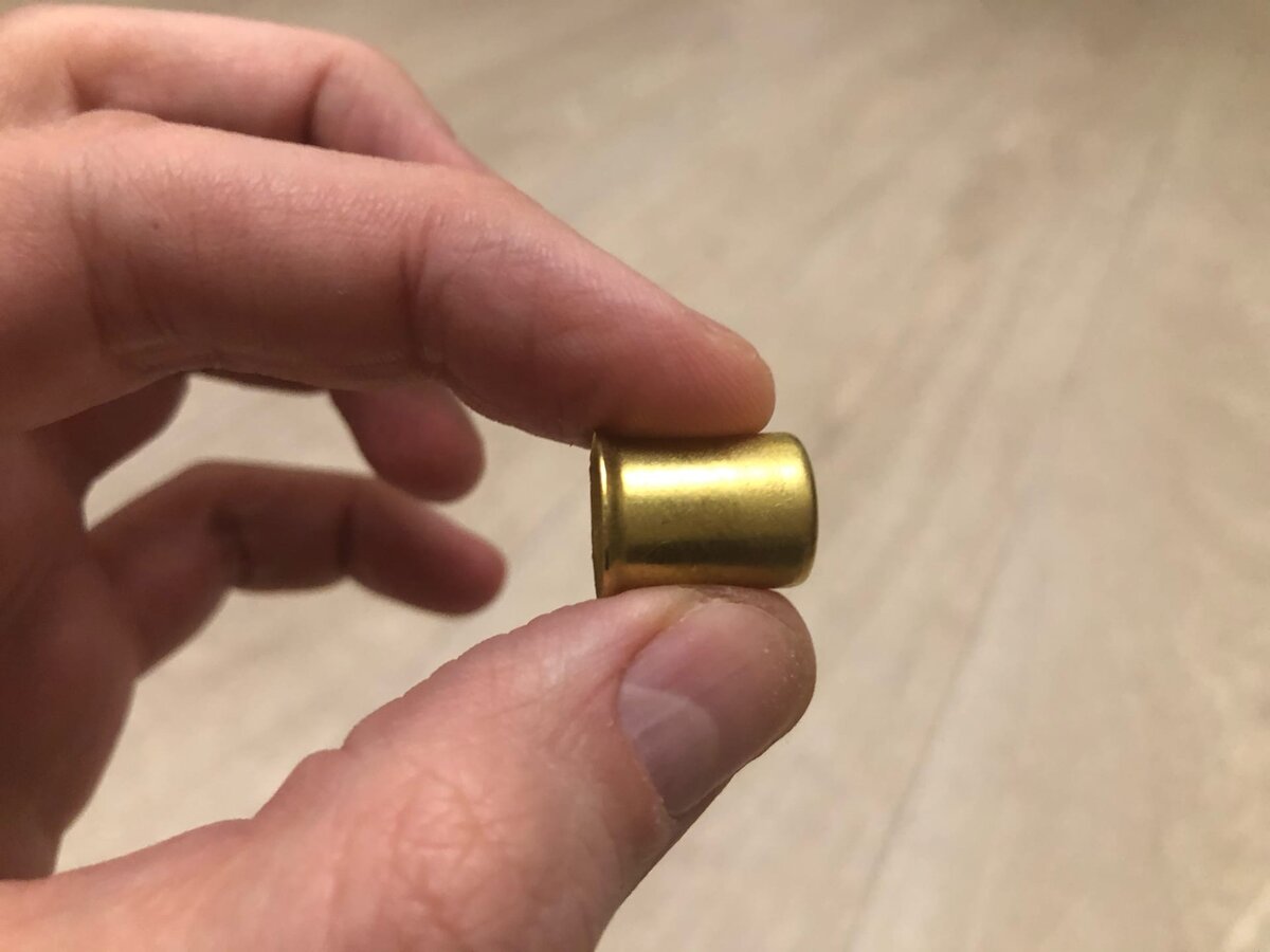 Вот она - латунная гильза, которая не позволит тонким стенкам трубы провалиться внутрь во время нагрева и монтажа. Фото автора