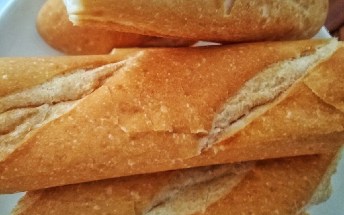 Разделяем сухой багет на части.