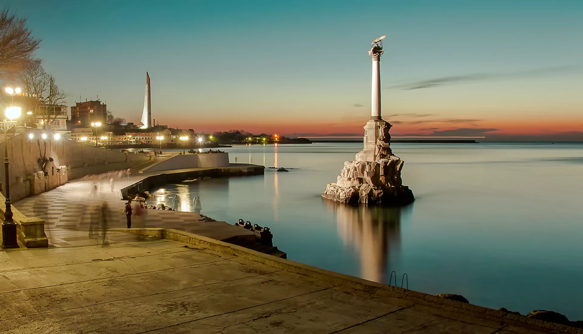 (Вид на набережную города).