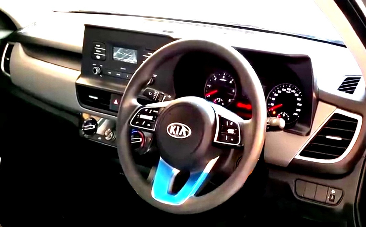 Seltos, который уже вовсю продается зарубежом. Главное отличие с российской версией - "слитная" приборная панель с мультимедиа. 