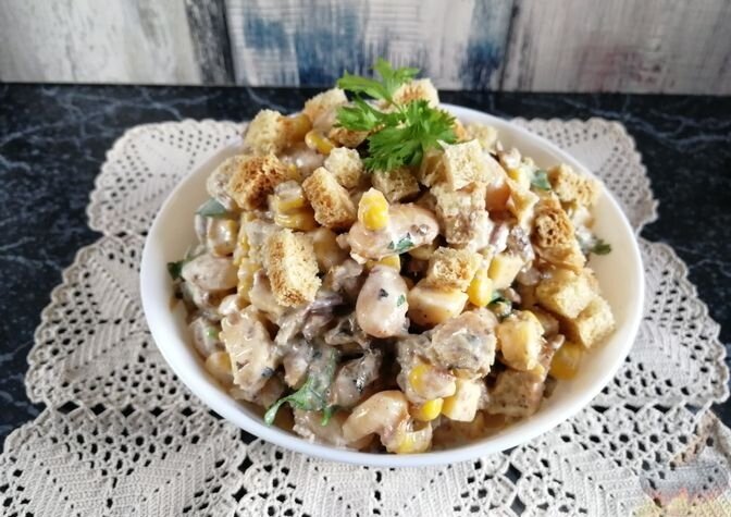 Вкуснейший рыбный салат с фасолью, кукурузой, сухариками и сыром - это простое блюдо, приготовить которое можно буквально за несколько минут. Шпроты придают салату неповторимый аромат, а фасоль делает его очень сытным.