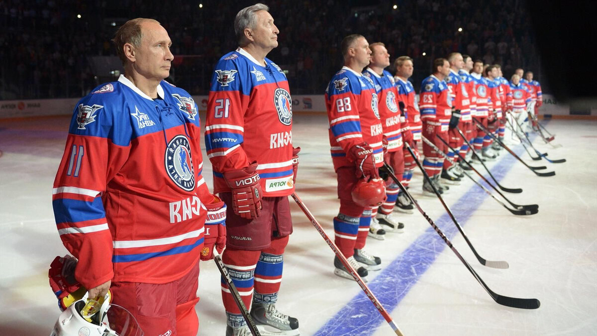 Владимир Путин на гала-матче ночной хоккейной лиги.