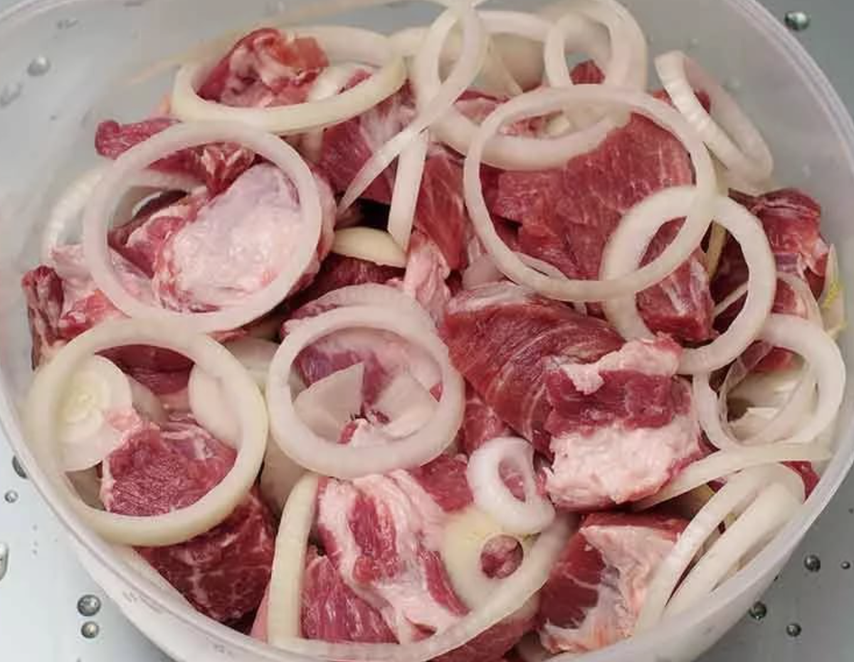 В луке очень много кислоты, которая смягчает мясо. 