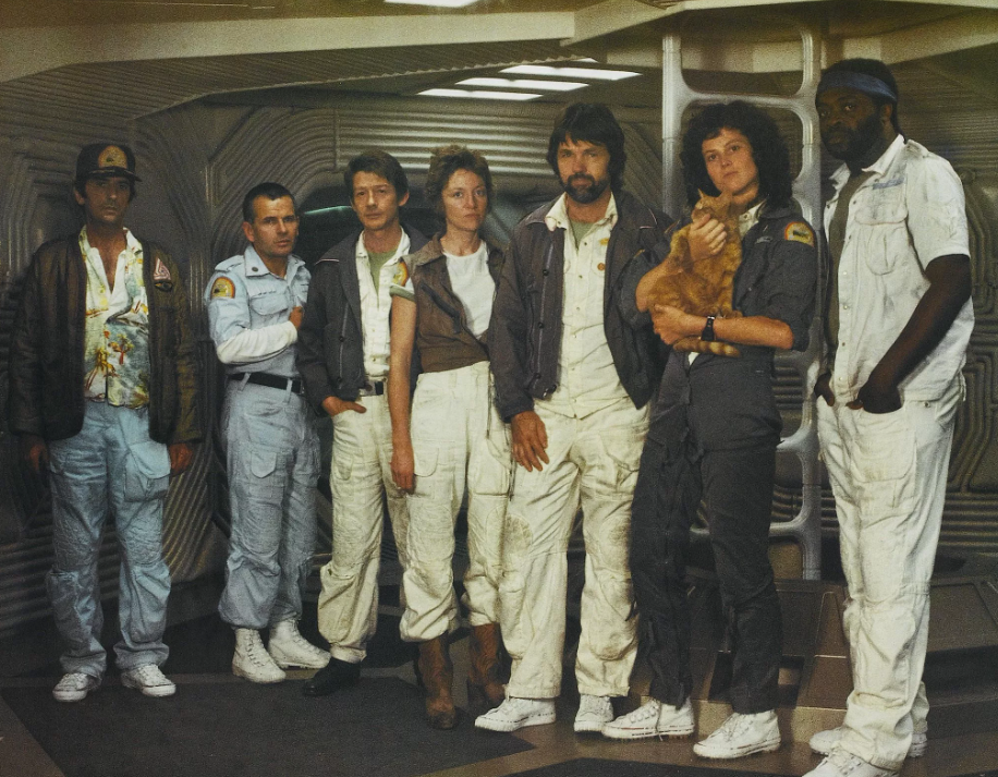 Команда Ностромо. Главная героиня - Сигурни Уивер, она держит рыжего кота.