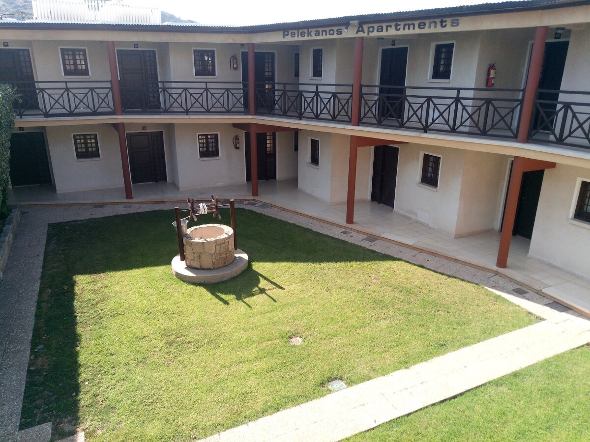 Территория отеля Pelekanos, Писсури
