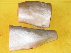     Для того что бы начать парку рыбы необходимо ее очистить. Начнем с того, что рыба бывает разной, например, мороженая и свежая, очищенная и с потрохами. Для этого рецепта мы берем свежею. Для очистки рыбы необходимо очистить ее от чешуи, затем вскрыть ее с хвоста к голове и выпотрошить. Тщательно промыть, отделить голову и хвост.   