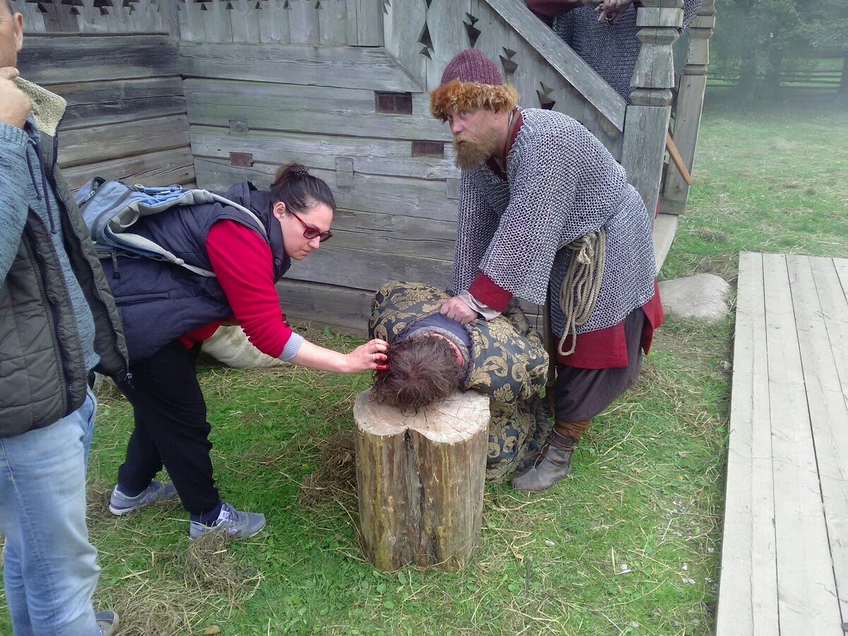 Вы уж, молодцы, аккуратнее рубите! Нам этот костюм ещё пригодится! )))