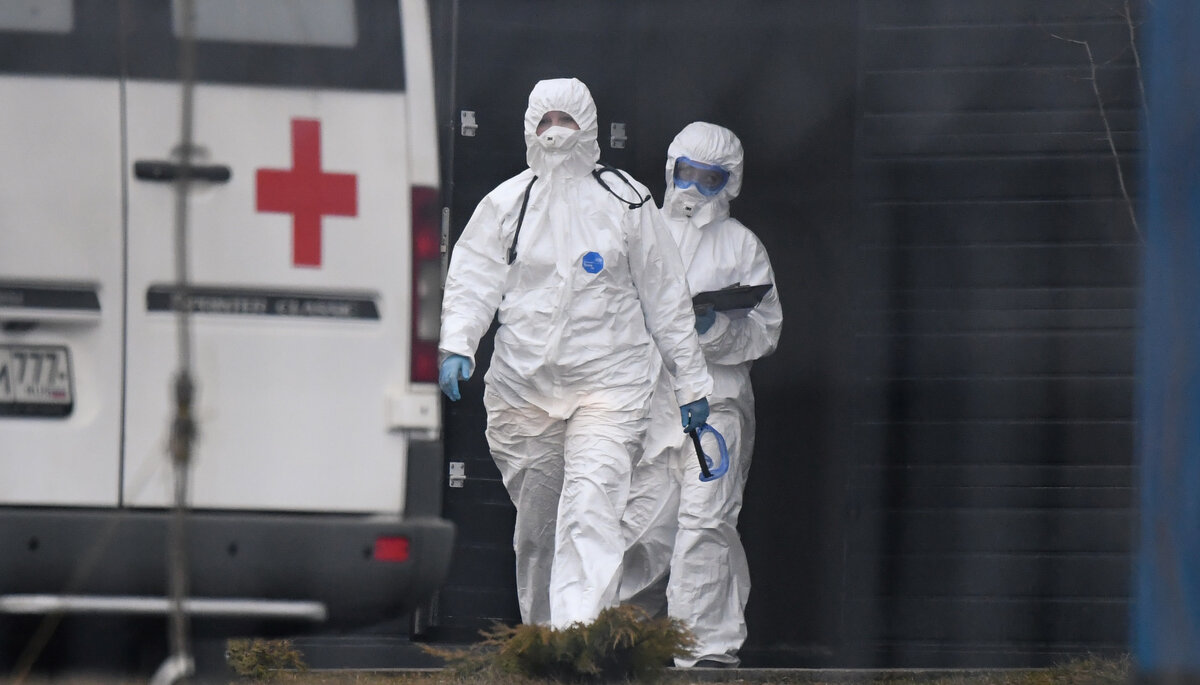 Врачи в защитных костюмах