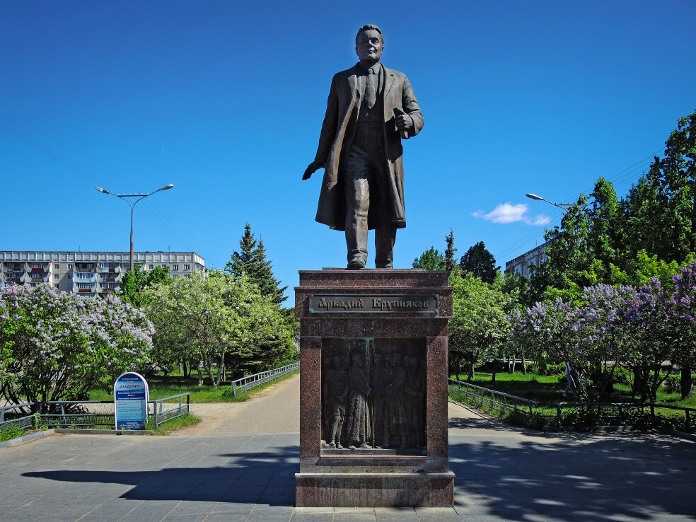 Памятники деятелей. Йошкар-Ола памятник Палантаю. Памятники Йошкар-Олы Палантая. Ключников Палантай памятник. Памятник Палантаю в Йошкар Оле.