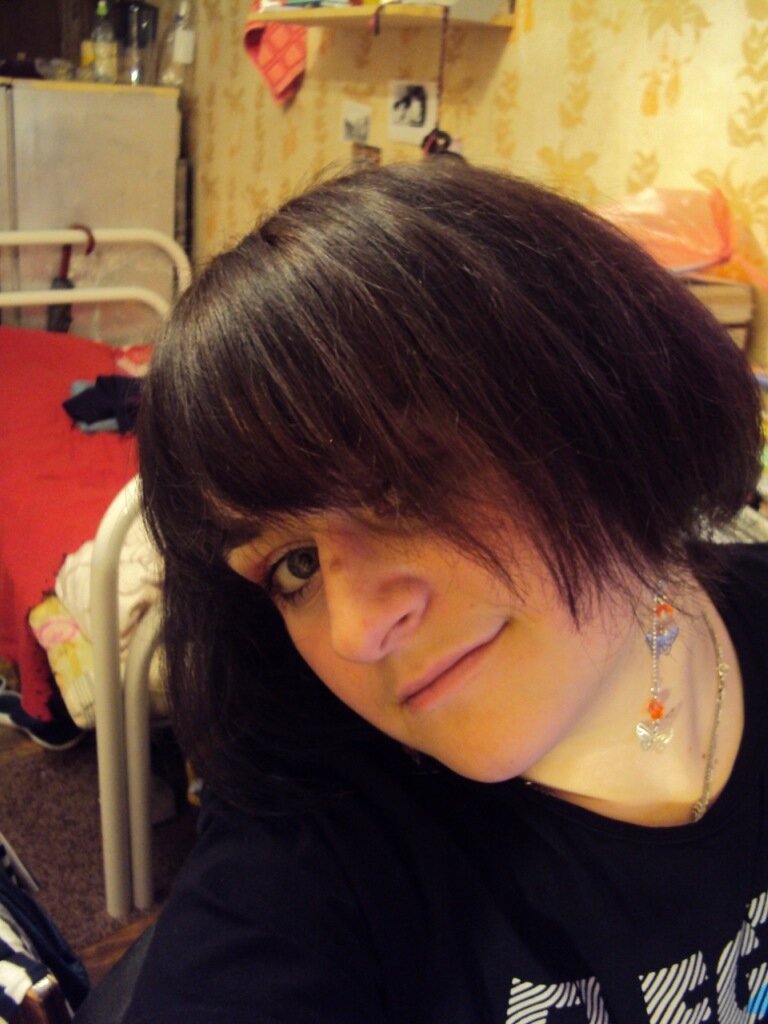 Вот что осталось от моей косы после череды не самых удачных окрашиваний. 2010 год. С тех пор я пережила ещё несколько "только подравнять" по 7-10 см, а потом нашла своего мастера и теперь мои волосы доросли до поясницы при общем очень неторопливом темпе роста