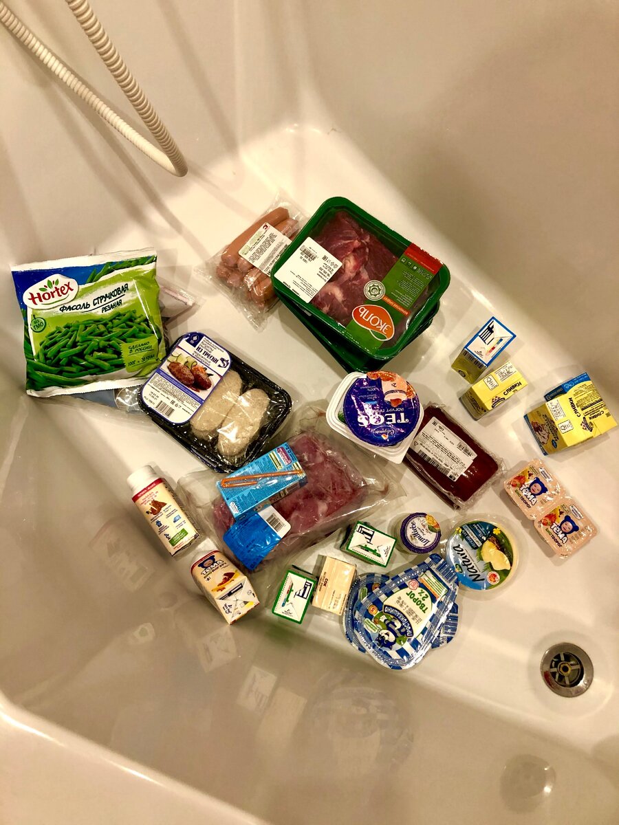 Быть может, я параноик, но мы моем все моющиеся продукты и потом убираем в холодильник. Раньше я так, конечно, не загонялась, но в новых условиях пусть лучше будет так. 