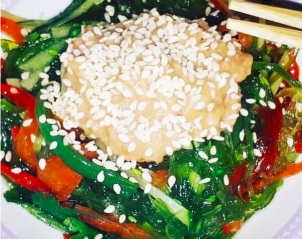 
Вкусный и популярный ореховый соус мы чаще знаем как дополнение к салату чука🥜🥡⁣
⁣
Но если этот салат можно найти в магазине, то соус к нему либо на вкус не такой, либо объемы не детские😄⁣
⁣
А на самом деле сделать такой соус дома в небольшом количестве достаточно просто и быстро:⁣
⁣
✔Обжареный арахис и орехи кешью - по 50 грамм (можно просто 100 грамм арахиса)⁣
✔Соевый соус - 2 столовых ложки⁣
✔Кунжутное масло - 3 столовых ложки⁣
✔Рисовый уксус - 1 столовая ложка (можно заменить яблочным)⁣
✔Вода - 150 мл⁣
⁣
Перемалываем орехи, высыпаем в сотейник и добавляем воду.⁣
Нагреваем смесь непрерывно помешивая. Кипятим минуту и снимаем с огня.⁣
Добавляем соевый соус, масло и уксус. Остужаем.⁣
⁣
Вот и все, соус готов😏⁣ Кстати, если в чуку добавить огурцы, сладкий перец и кинзу - будет еще вкуснее!😉