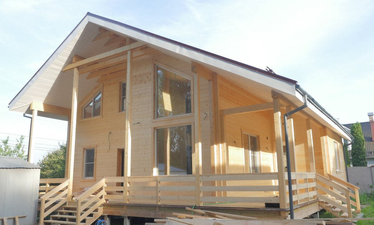 Общий вид дома. Хорошо выделяется два окна в зоне второго света, где идёт лестница.