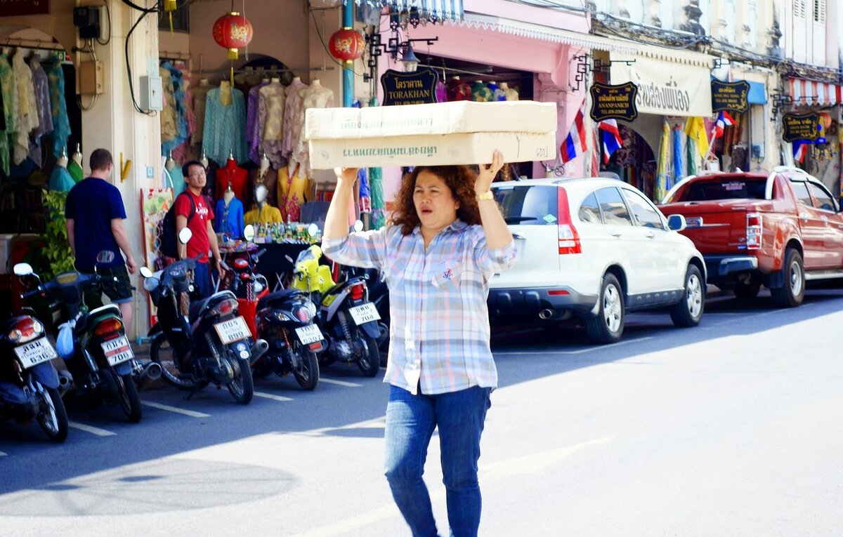 В старом городе Пхукет-тауна сплошь сувениры, ткани и одежда. Всего 2 фото.